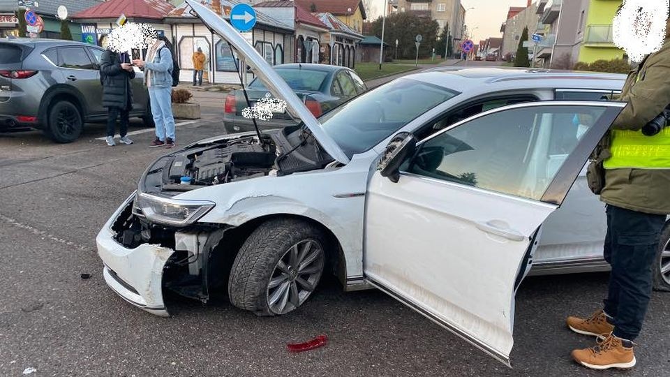 Mężczyzna ukradł samochód, później uderzył nim w chodnikowe donice i kolejne auta. źródło: https://www.facebook.com/MDP.OSP.Zlocieniec/Adrian Rozpłoch