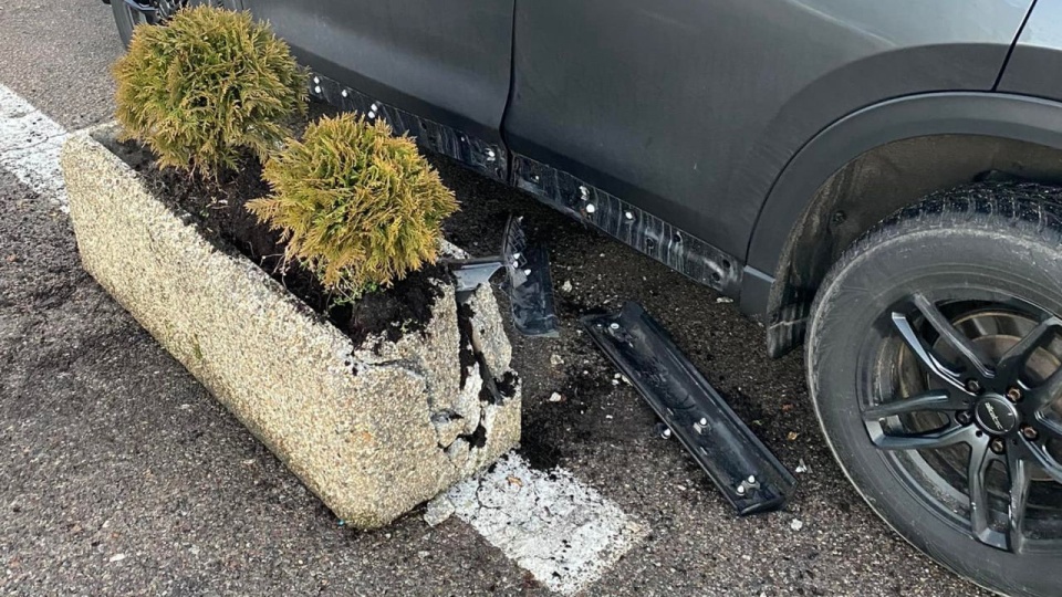 Mężczyzna ukradł samochód, później uderzył nim w chodnikowe donice i kolejne auta. źródło: https://www.facebook.com/MDP.OSP.Zlocieniec/Adrian Rozpłoch