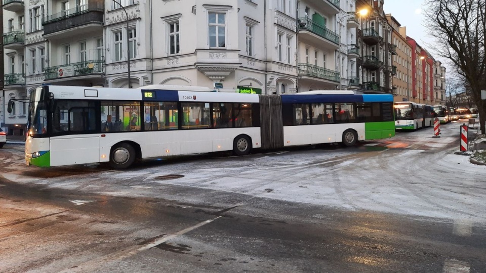 Kierowcy autobusu linii 812 nie udało się skręcić w ulicę Mazurską i zablokował przejazd. źródło: Facebook Grupa Suszą! Szczecin