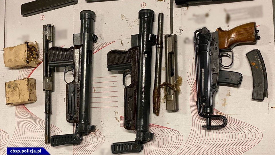 Podczas skoordynowanej akcji w województwie śląskim i wielkopolskim przechwycono 70 sztuk różnego rodzaju broni, magazynki i amunicję, a także narkotyki. źródło: https://cbsp.policja.pl/cbs/aktualnosci/213431,CBSP-PK-i-sluzby-szwedzkie-zlikwidowaly-kanal-przemytu-broni-i-narkotykow-do-Szw.html