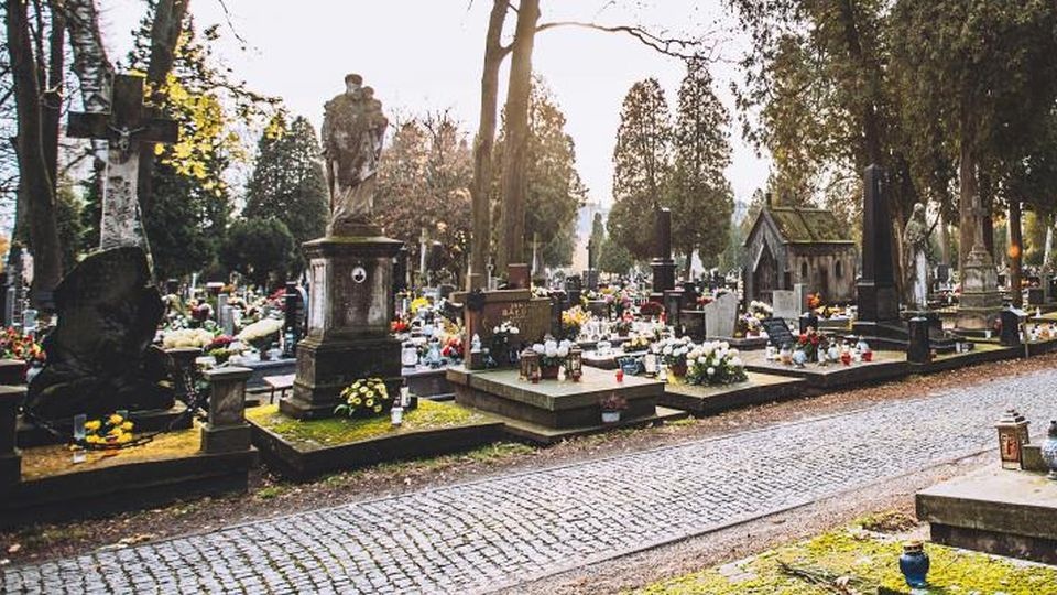Lampiony, wiązanki, a nawet ławki znikają z Cmentarza Komunalnego przy ulicy Karsiborskiej w Świnoujściu. źródło: https://swinoujscie.grobonet.com/index.php