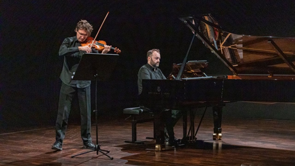 Piotr Pławner – skrzypek, Piotr Sałajczyk – pianista. Fot. Sebastian Wołosz [Filharmonia w Szczecinie]