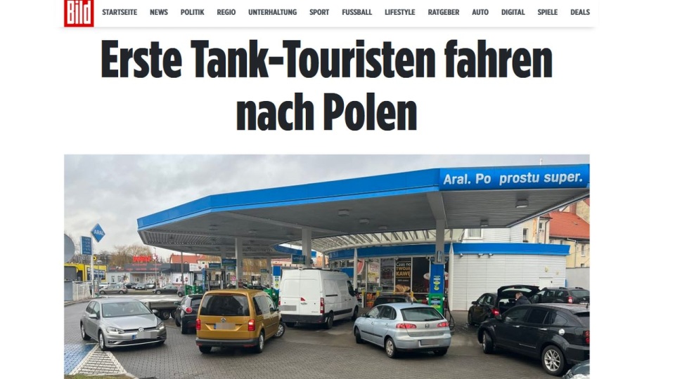 Bild wyliczył, że za ​​50-litrowy zbiornik paliwa w Polsce zapłacimy o 25 euro mniej niż w Niemczech. źródło: https://www.bild.de/regional/berlin/berlin-aktuell/benzin-knaller-in-polen-erste-tank-touristen-fahren-rueber-79015944.bild.html