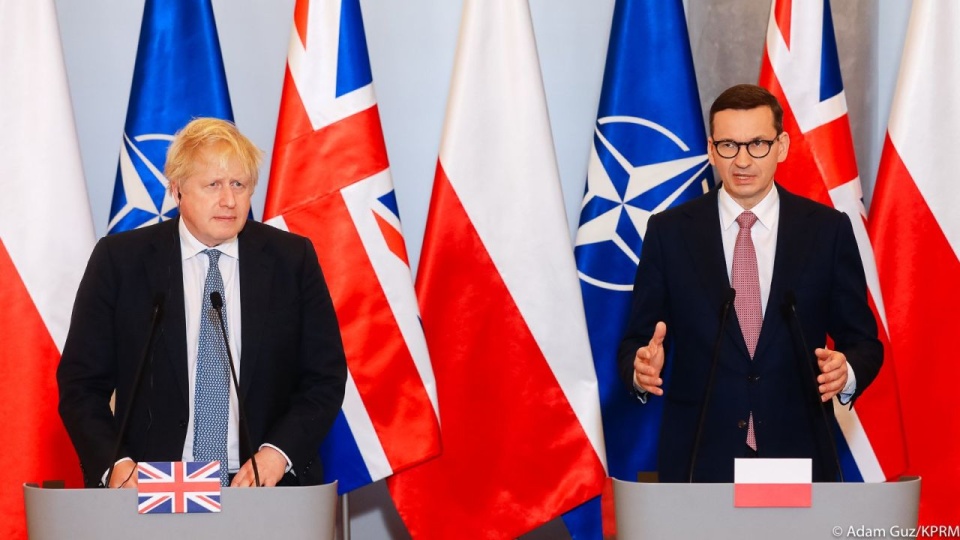 Po rozmowach z premierem Mateuszem Morawieckim szef brytyjskiego rządu zapewnił, że jego kraj stoi ramię w ramię z Polską w obliczu obecnych wyzwań. źródło: https://twitter.com/premierrp/