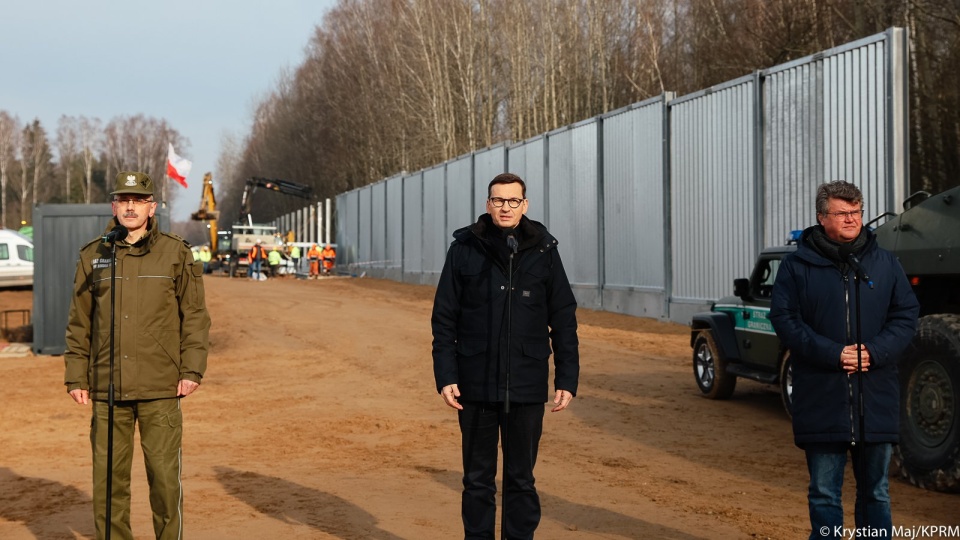 We wsi Tołcze na Podlasiu szef rządu odwiedził budowę zapory na granicy polsko-białoruskiej. źródło: https://twitter.com/PremierRP