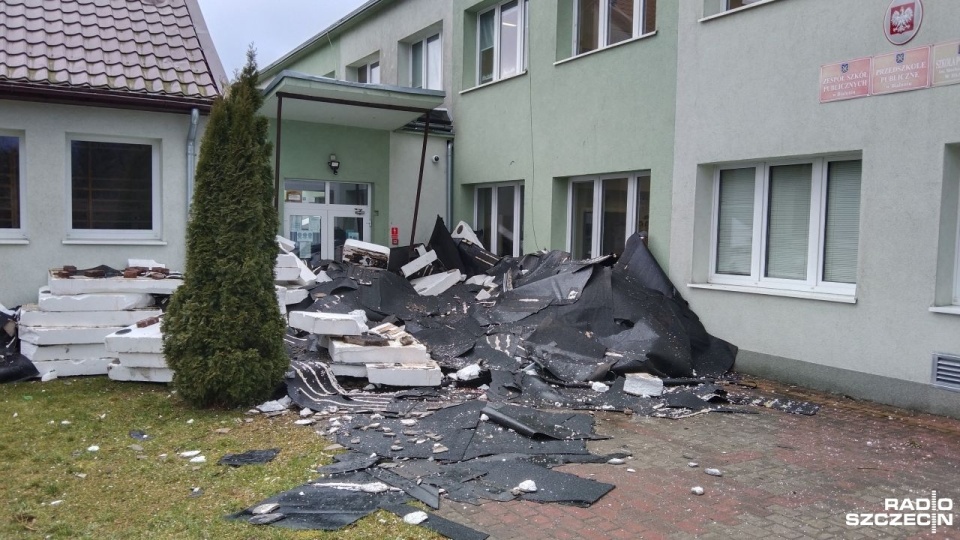 Z budynku został zerwany dach. Tak samo było podczas wichur trzy tygodnie temu. Fot. Tomasz Duklanowski [Radio Szczecin]