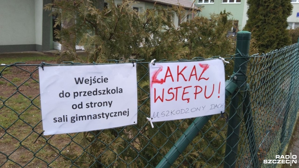 Z budynku został zerwany dach. Tak samo było podczas wichur trzy tygodnie temu. Fot. Tomasz Duklanowski [Radio Szczecin]