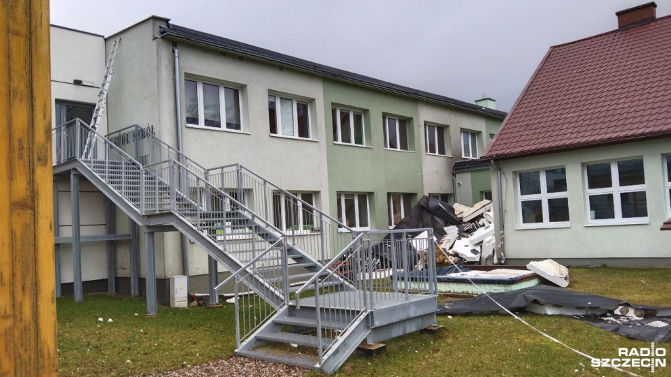Z budynku został zerwany dach. Tak samo było podczas wichur trzy tygodnie temu. Fot. Tomasz Duklanowski [Radio Szczecin]