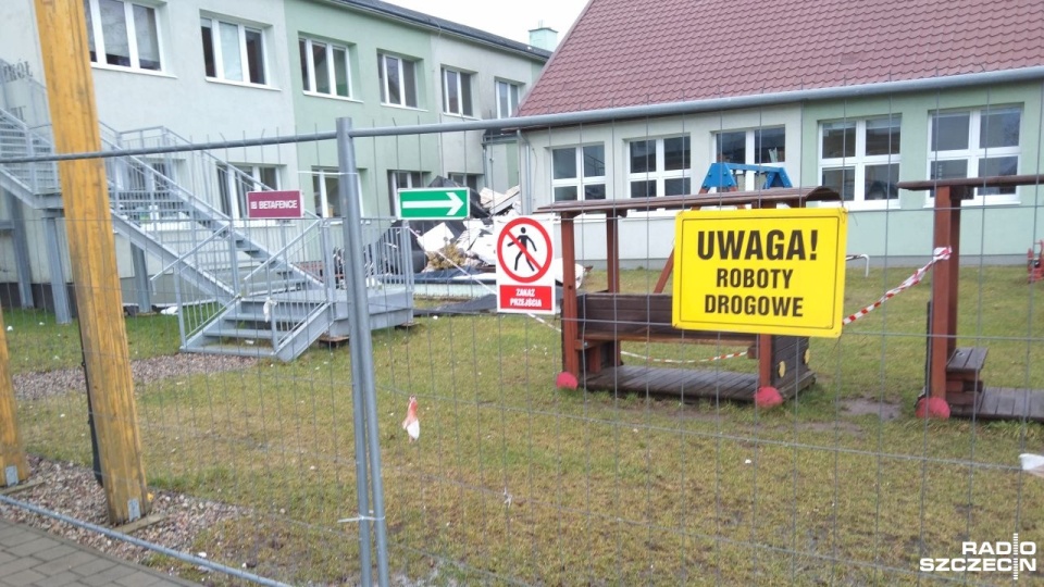 Z budynku został zerwany dach. Tak samo było podczas wichur trzy tygodnie temu. Fot. Tomasz Duklanowski [Radio Szczecin]