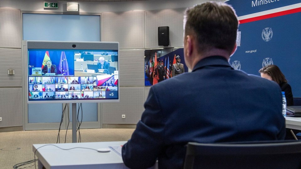 Podczas wideokonferencji ministrowie obrony omówili szczegóły wsparcia technicznego dla Ukrainy. źródło: https://twitter.com/MON_GOV_PL