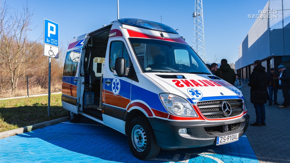 Karetka jest wypełniona darami. Jedzie też pełny bus ze sprzętem medycznym. Fot. Mateusz Papke [Radio Szczecin/Archiwum]