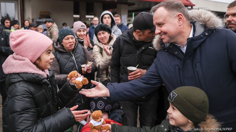 Na przejściu granicznym Korczowa-Krakowiec, które dziś odwiedził, prezydent powiedział, że od 24 lutego, kiedy Rosja napadła Ukrainę, Polska przyjęła ponad 700 tysięcy uchodźców. źródło: https://twitter.com/prezydentpl