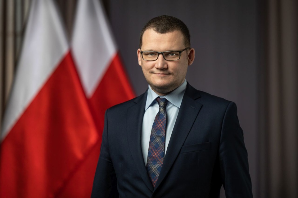 Wiceminister spraw wewnętrznych i administracji Paweł Szefernaker poinformował, że ostatniej doby liczba uciekających przekroczyła po raz pierwszy 100 tysięcy osób. Fot. MSWiA