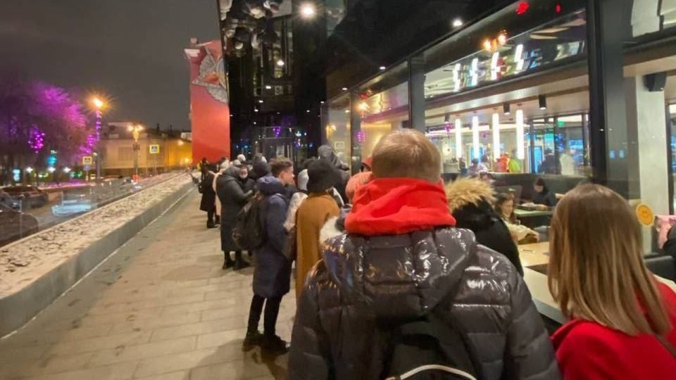 "McDonald's zdecydował o czasowym zamknięciu wszystkich restauracji w Rosji i wstrzymaniu wszelkich operacji na rynku" - dodano. źródło: https://twitter.com/nexta_tv/