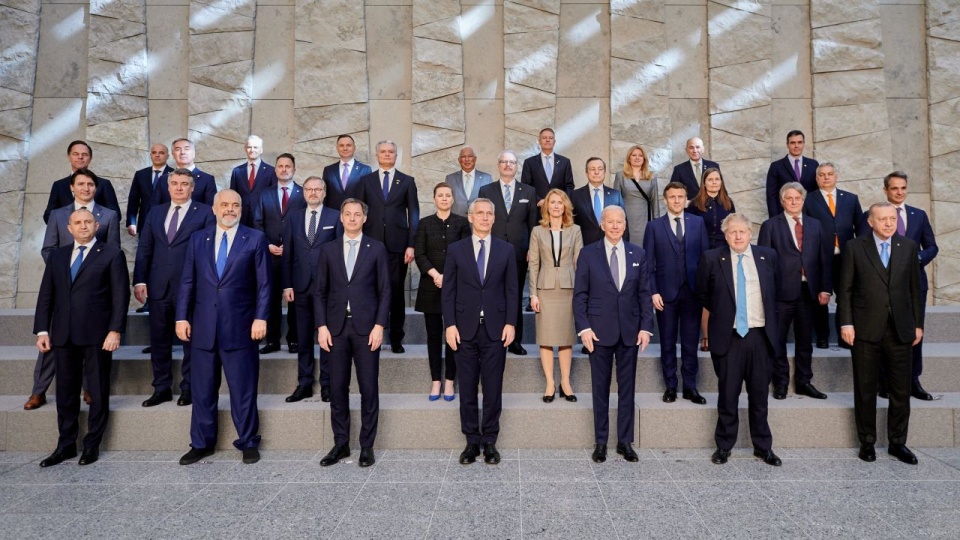 Liderzy krajów członkowskich Sojuszu na zakończonym w Brukseli nadzwyczajnym szczycie NATO. źródło: https://twitter.com/NATO