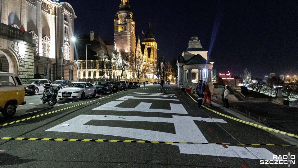 Napis obok szczecińskiego teatru stworzyli Katarzyna Szeszycka i Piotr Pałkowski "Lump". Fot. Robert Stachnik [Radio Szczecin/Archiwum]