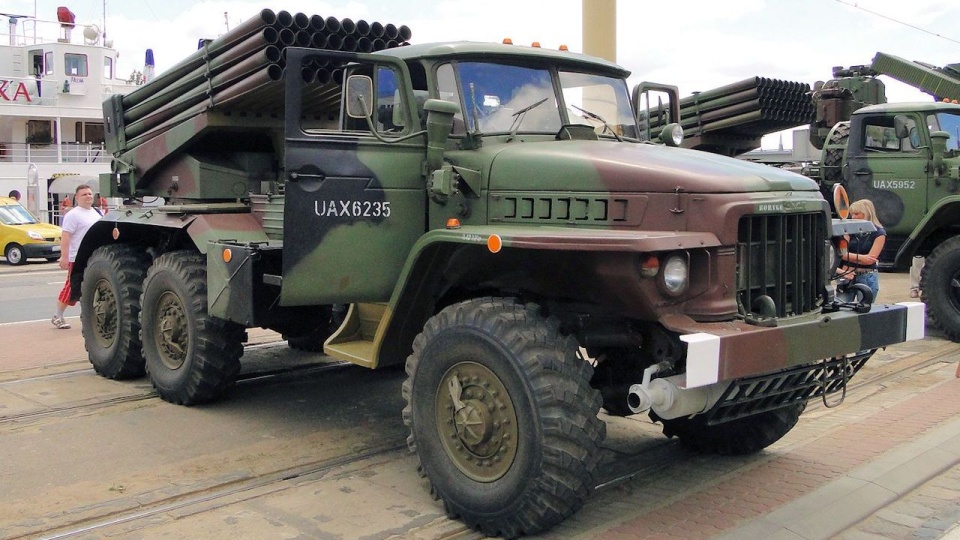 BM-21 Grad (ros. БМ-21 „Град”) – radziecka polowa samobieżna wieloprowadnicowa wyrzutnia rakietowa skonstruowana w latach 60. źródło: https://pl.wikipedia.org/wiki/BM-21_Grad