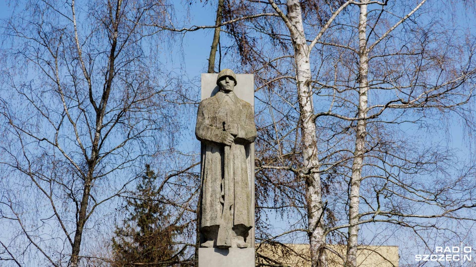 W Szczecinie po napaści Rosji na Ukrainę rozpoczęła się dyskusja o usunięciu kolejnych sowieckich pomników; dwóch na Cmentarzu Centralnym i jednego w Dąbiu. Fot. Robert Stachnik [Radio Szczecin]