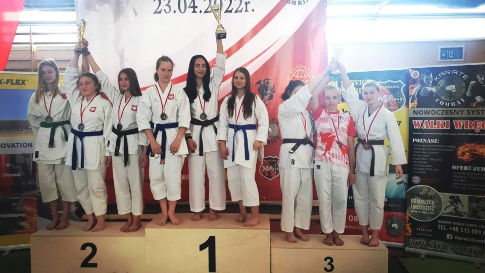 Mistrzynie Polski w kata drużynowym mini kadetek i kadetek (na nawyższym stopniu podium od lewej - Małgorzata Żuk, Małgorzata Czuba, Patrycja Staszek). Fot. Klub Karate Bushikan