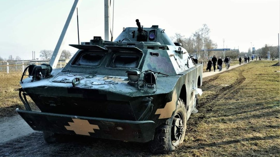 Uszkodzony ukraiński BRDM-2 w czasie obrony miasta Konotop podczas rosyjskiej inwazji na Ukrainę. źródło: https://pl.wikipedia.org/wiki/BRDM-2