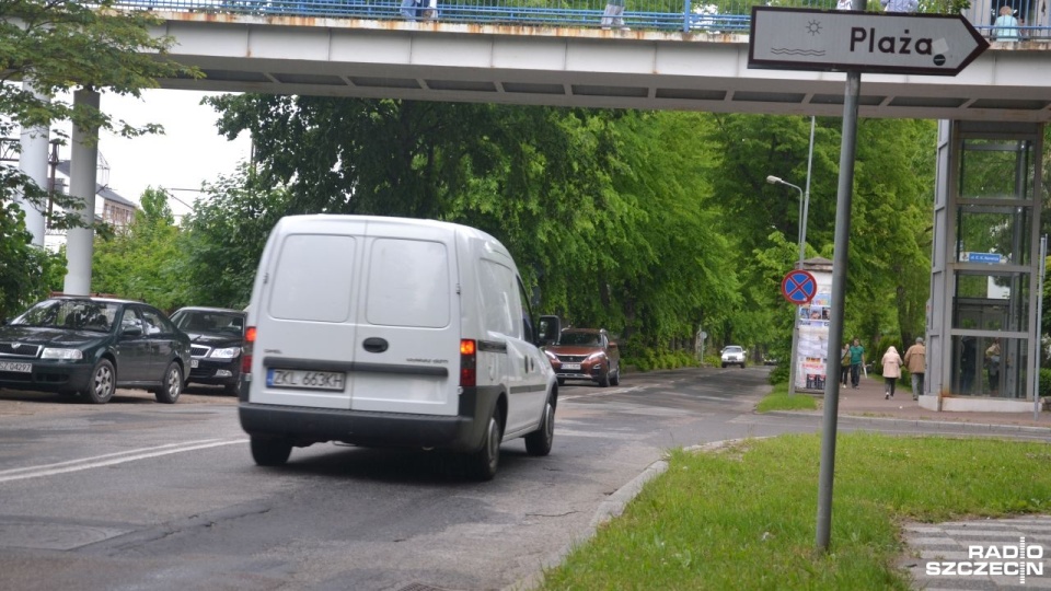 Ulica Zdrojowa zyska nie tylko nową nawierzchnię drogi i chodników. Całość zakłada także schowanie pod jej powierzchnią mało estetycznych rur ciepłowniczych. Fot. Przemysław Polanin [Radio Szczecin]