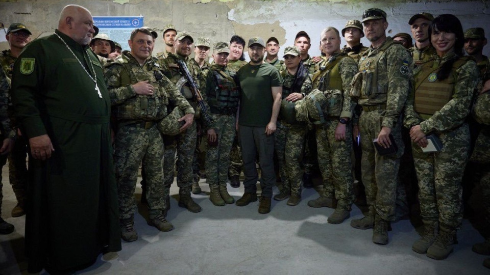Zełenski odwiedził walczących na froncie. Rozmawiał z żołnierzami, policją oraz przedstawicielami gwardii narodowej i obrony terytorialnej. źródło: https://twitter.com/DefenceU
