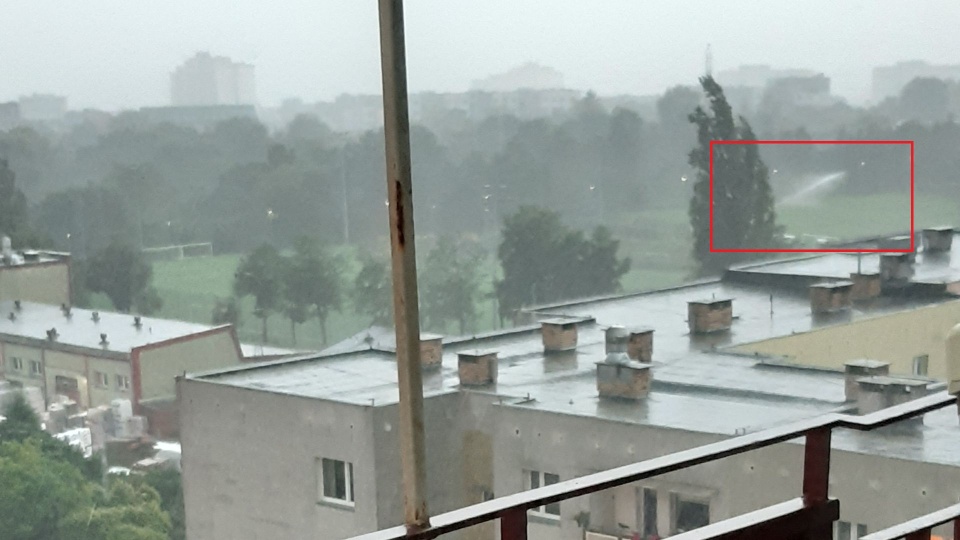 Deszcz zalewał Szczecin, a przy ul. Kresowej trwało podlewanie trawników