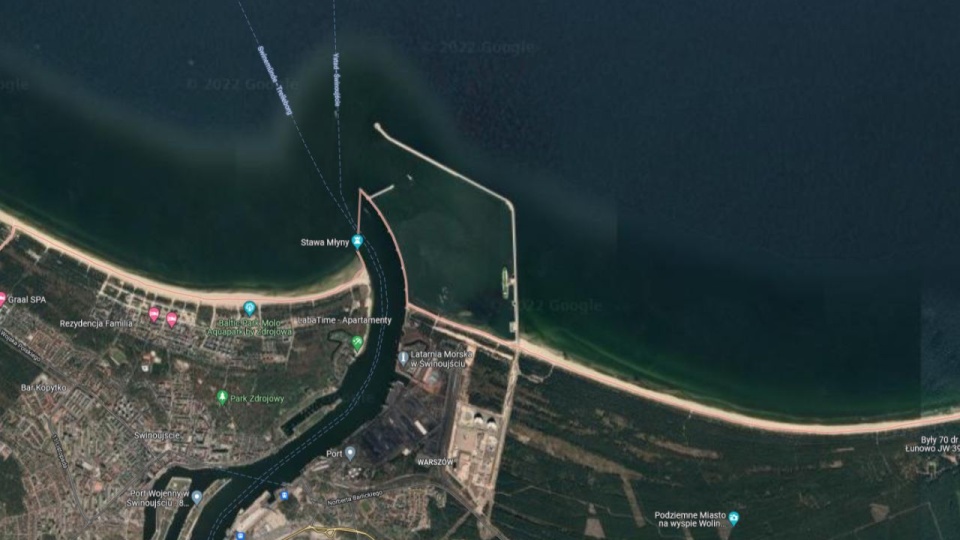 Spłycenie linii brzegowej doskonale widoczne jest na zdjęciach satelitarnych. źródło: https://www.google.com/maps/