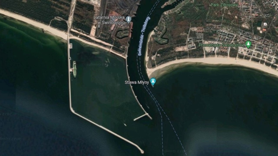 Spłycenie linii brzegowej doskonale widoczne jest na zdjęciach satelitarnych. źródło: https://www.google.com/maps/