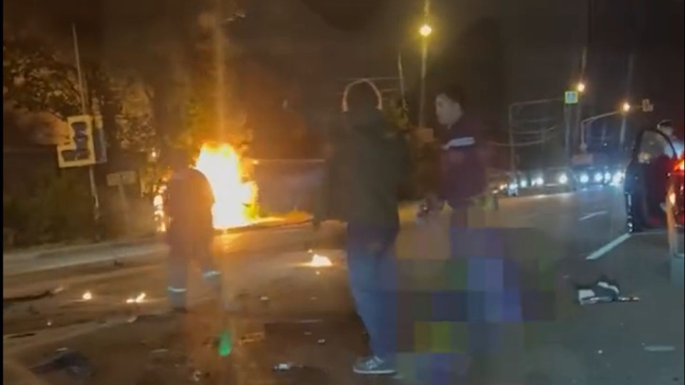 Na udostępnionym w mediach społecznościowych zdjęciu widać Aleksandra Dugina stojącego w miejscu wypadku. źródło: https://www.thedailybeast.com