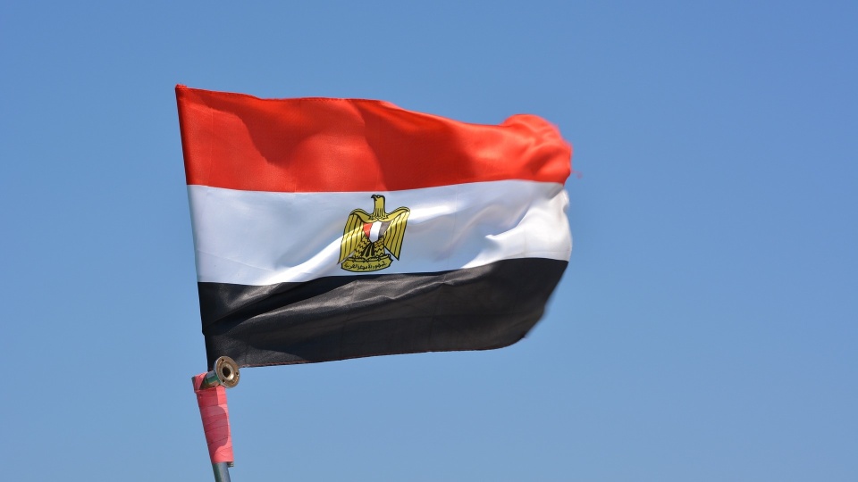 Flaga Egiptu. Fot. Sonja / pixabay.com (CC0 domena publiczna)