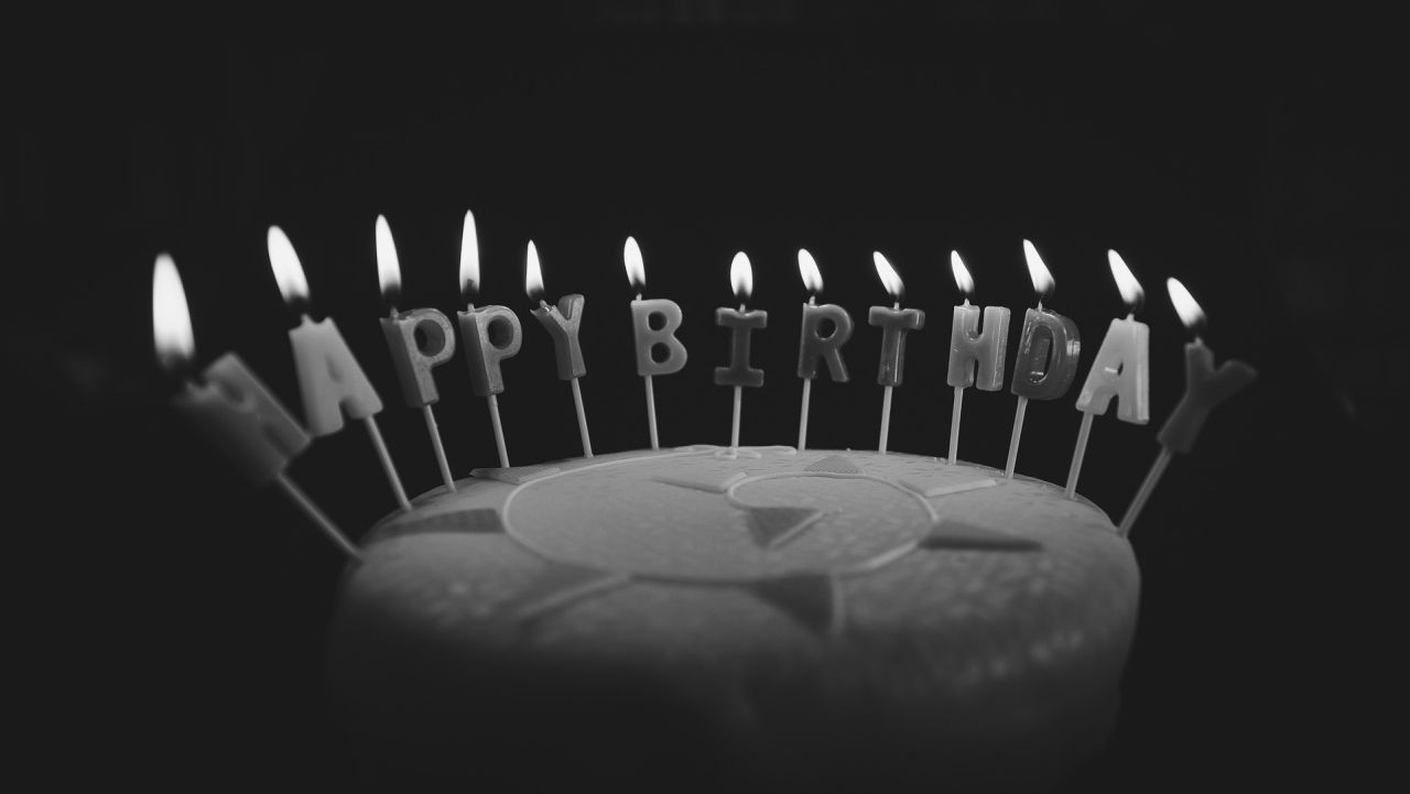 To najsłynniejsza piosenka świata w języku angielskim. Melodię stworzyły siostry Patty i Mildred J. Hill już w 1893 roku i pierwotnie była ona częścią piosenki dla dzieci Good morning to all.