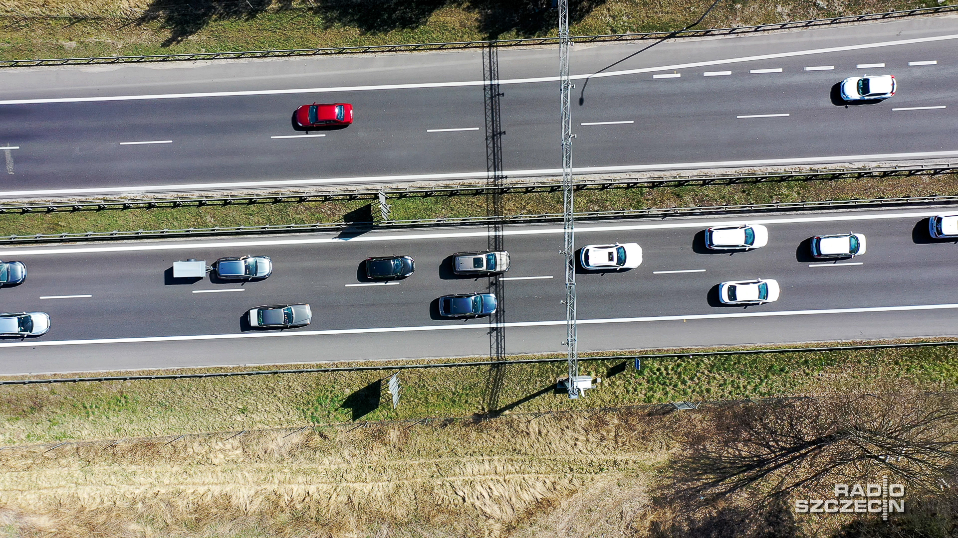 Zimą, gdy warunki na drogach są najtrudniejsze, warto pamiętać, że nieostrożna jazda znacząco zwiększa ryzyko wypadku. O ostrożność w trasie - szczególnie w okresie świątecznym - apelują autorzy kampanii Nie zderzakuj. Posłuchaj. Jedź bezpiecznie.