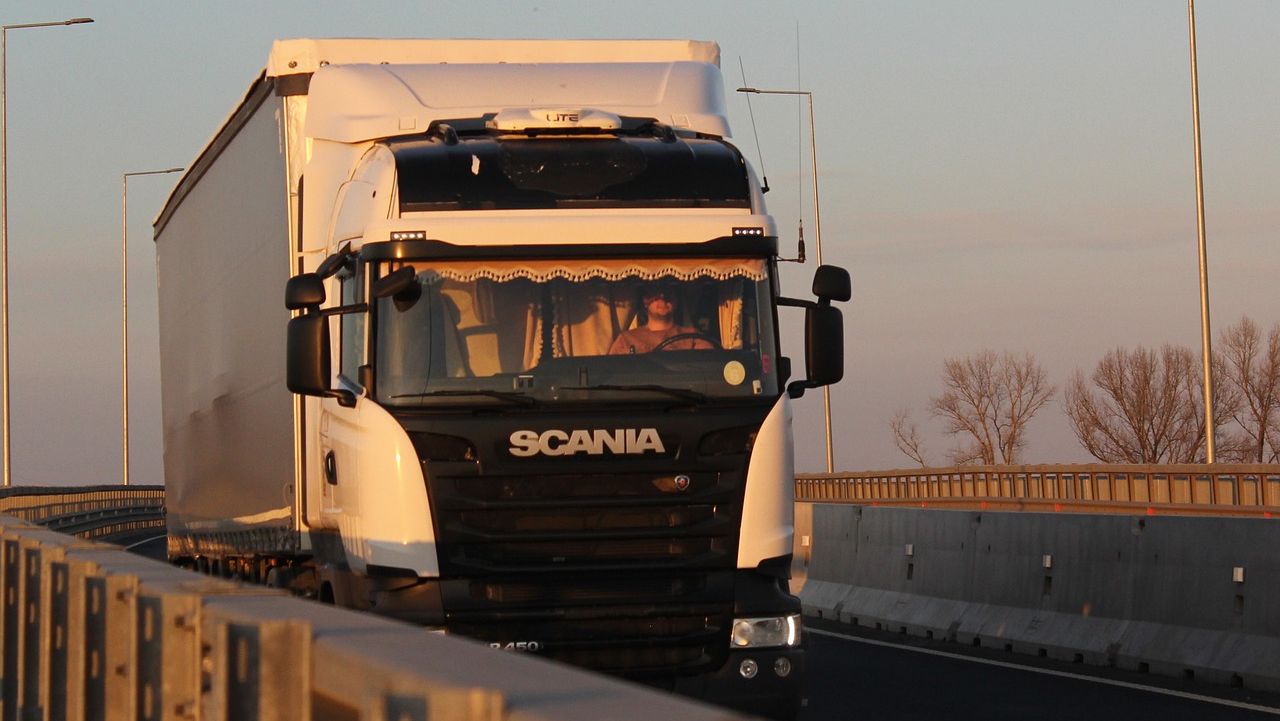 Zniesienie opłat za państwowe autostrady, zakaz wyprzedzania dla TIR-ów na drogach szybkiego ruchu, zmiany w punktach karnych - wchodzą w życie duże zmiany w kodeksie ruchu drogowego.