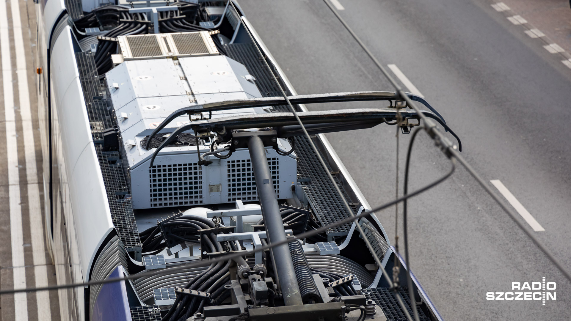 Tramwaje Szczecińskie zabezpieczają się na ewentualne zamarzanie sieci trakcyjnej po gołoledzi. Za niecałe 10 tysięcy złotych zakupiono 10 specjalnych nakładek na pantografy tramwajów technicznych, które mają wspomagać odladzanie trakcji.