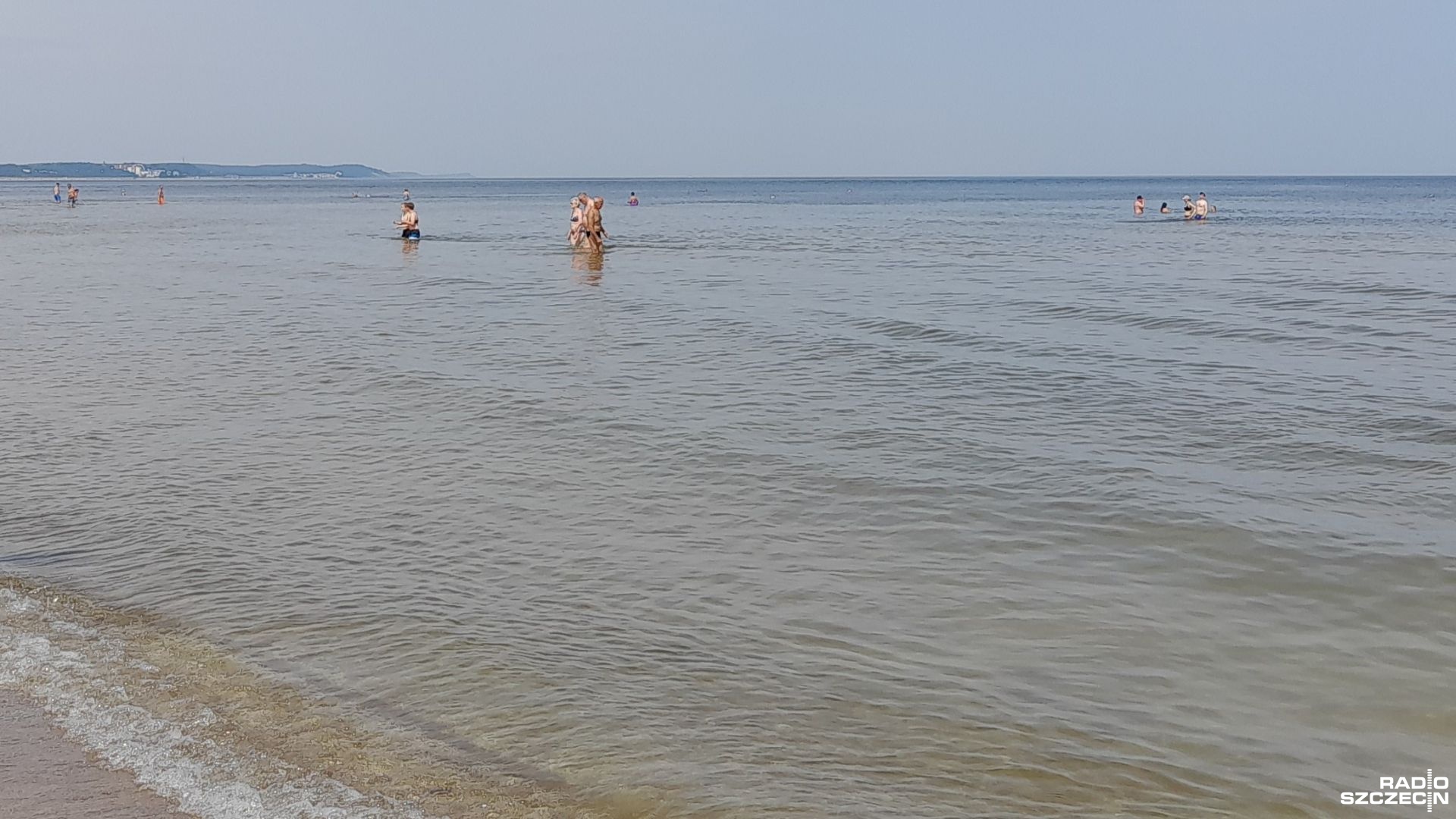 Naga kobieta klęczała w morzu na kołobrzeskiej plaży. Do zdarzenia doszło we wtorek przed godziną 7. Postać zauważyła inna kobieta spacerująca o poranku plażą.