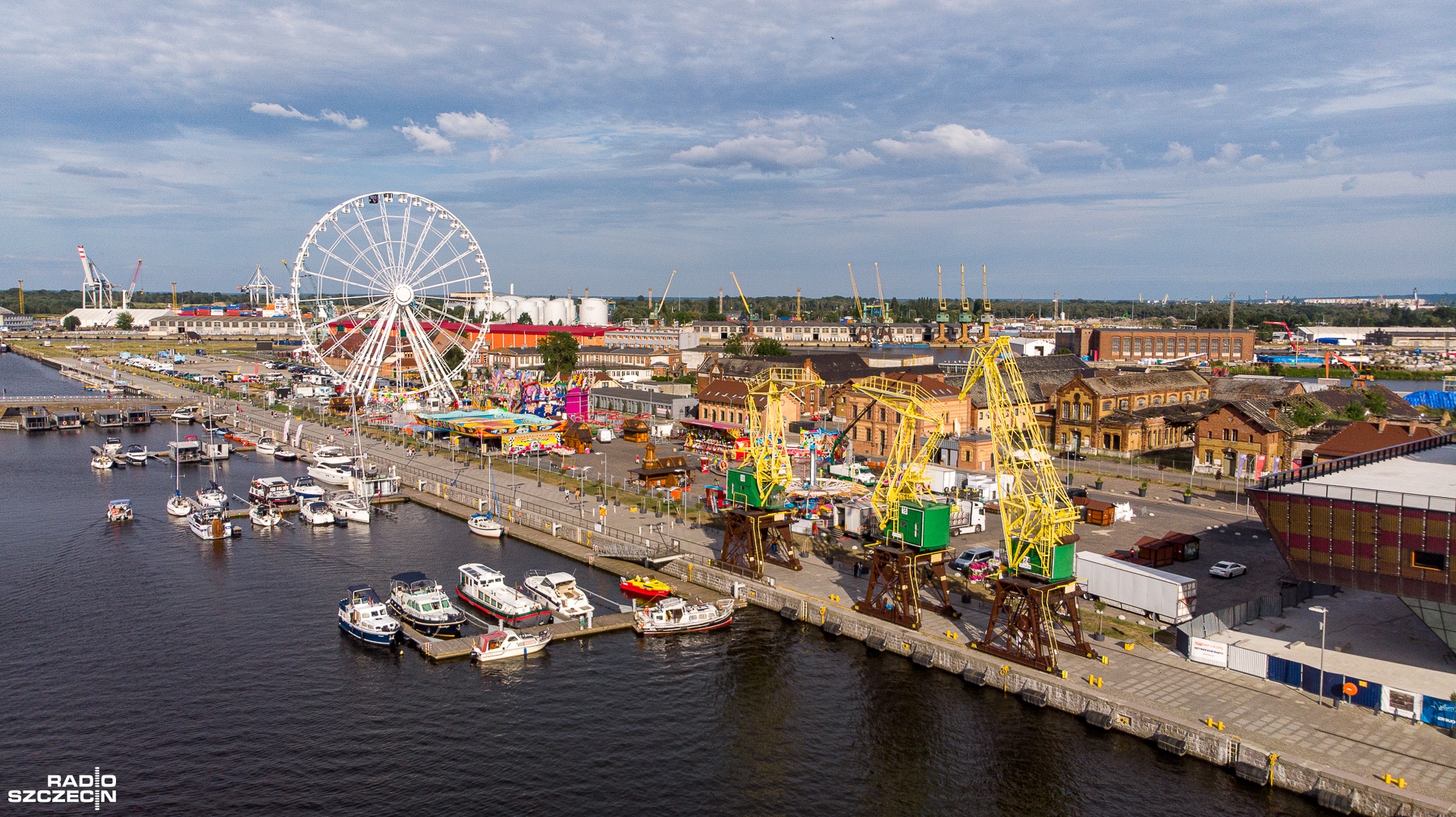 Karuzele, trampoliny, rollercoastery i wiele innych atrakcji od dziś na szczecińskiej Łasztowni. Park rozrywki otwarty będzie przez całe wakacje.