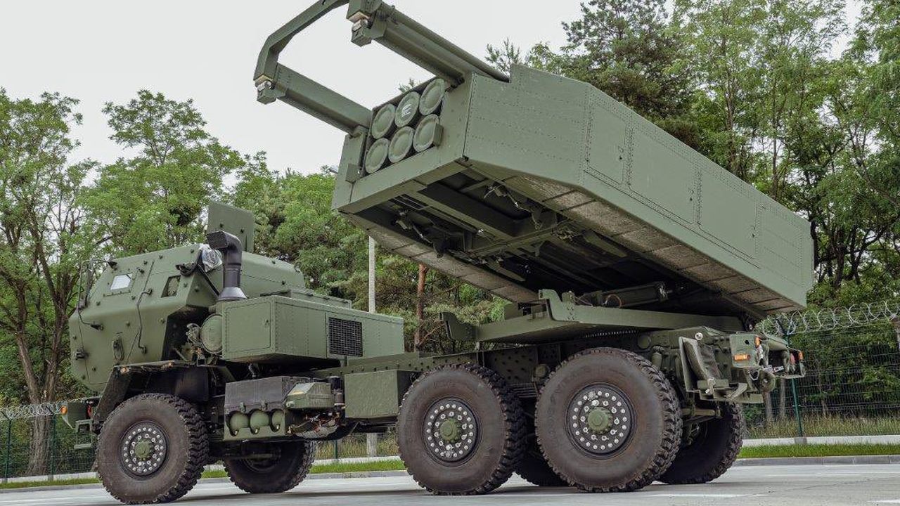 Minister obrony narodowej Mariusz Błaszczak zatwierdził umowę ramową na pozyskanie 486 wyrzutni rakietowych HIMARS. Szef resortu obrony narodowej zapowiedział, że rozpoczęcie dostaw przewidywane jest od roku 2026.