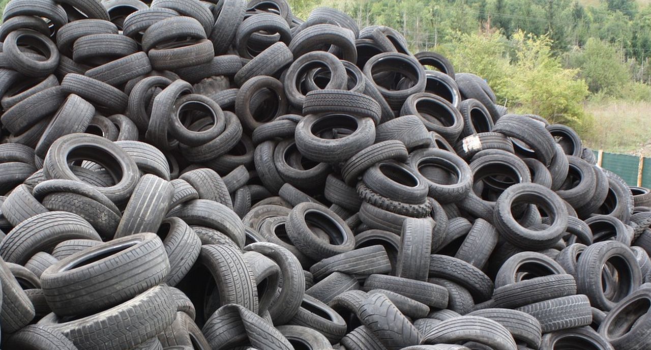 Zamiast wywieźć do PSZOK-u, wyrzucają do lasów. Świnoujście boryka się z coraz częstszym podrzucaniem opon samochodowych w niedozwolonych miejscach.