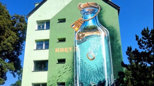 Butelka, a w niej zanurzony pierścień - to kolejny mural, który powstał w regionie. Tym razem pojawił się w Trzebiatowie.