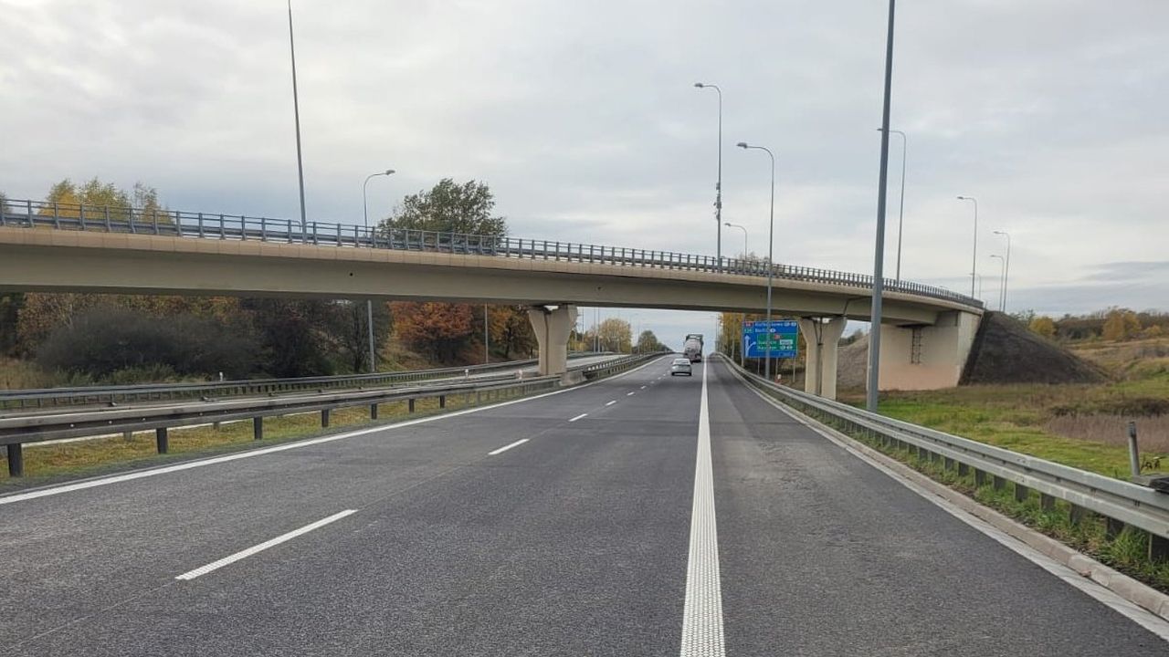 Na razie główne drogi - według zapewnień Generalnej Dyrekcji Dróg Krajowych i Autostrad - są przejezdne, mają czarne nawierzchnie.