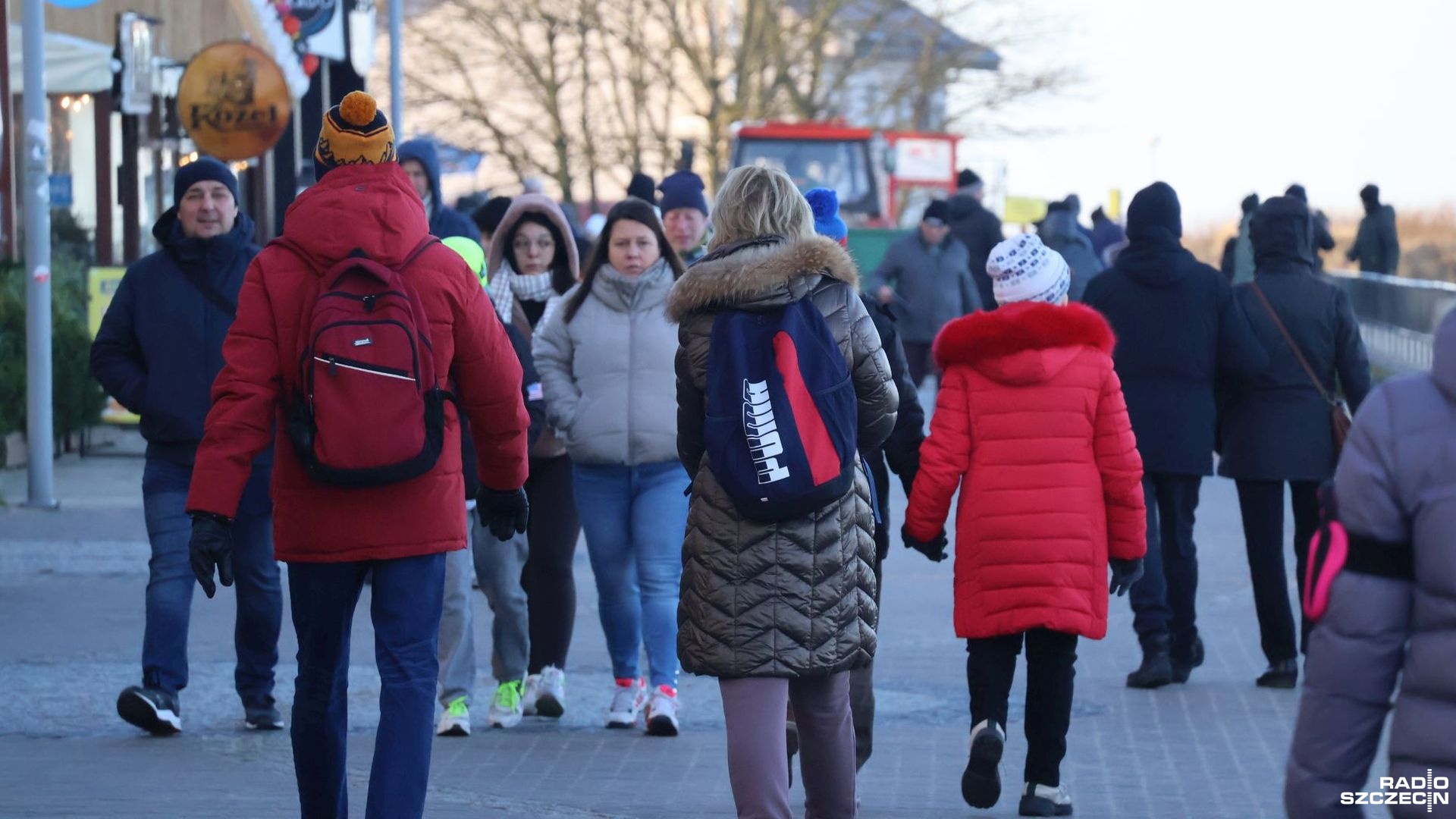 W Kołobrzegu trwają ostatnie przygotowania do miejskiego Sylwestra. Miasto powraca do tradycji wspólnego witania nowego roku pod chmurką.