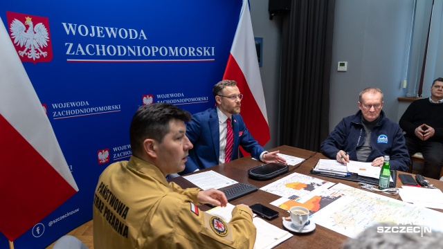 Fot. Robert Stachnik [Radio Szczecin] Posiedzenie sztabu kryzysowego ws. orkanu. Wojewoda: służby są gotowe do działań [WIDEO, ZDJĘCIA]