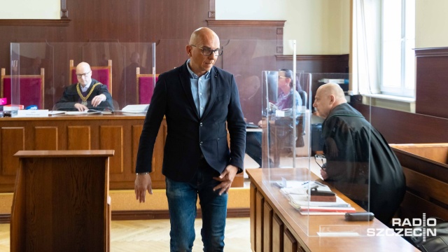 Fot. Robert Stachnik [Radio Szczecin] Burmistrz Goleniowa przed sądem. Wyjaśniał, dlaczego ujawnił dane o zadłużeniu radnych [ZDJĘCIA]