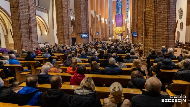 Fot. Robert Stachnik [Radio Szczecin] Wielkoczwartkowy obrzęd umycia nóg w Archikatedrze [ZDJĘCIA]