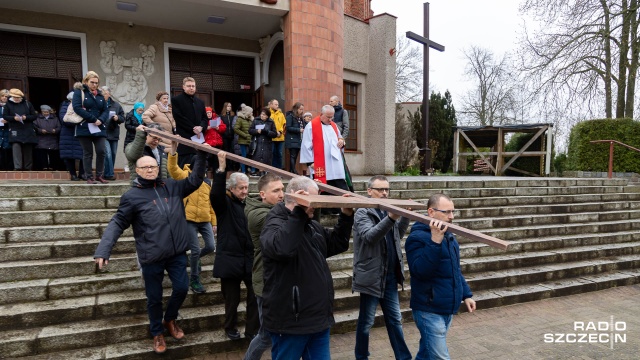 Fot. Robert Stachnik [Radio Szczecin] Droga krzyżowa na Pomorzanach. Wierni przeszli ulicami osiedla [WIDEO, ZDJĘCIA]