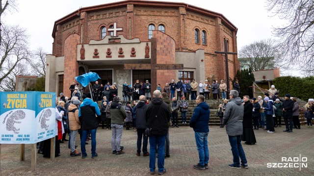 Fot. Robert Stachnik [Radio Szczecin] Droga krzyżowa na Pomorzanach. Wierni przeszli ulicami osiedla [WIDEO, ZDJĘCIA]