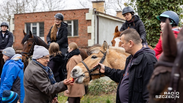 Fot. Robert Stachnik [Radio Szczecin] Konna święconka na Osowie [ZDJĘCIA]