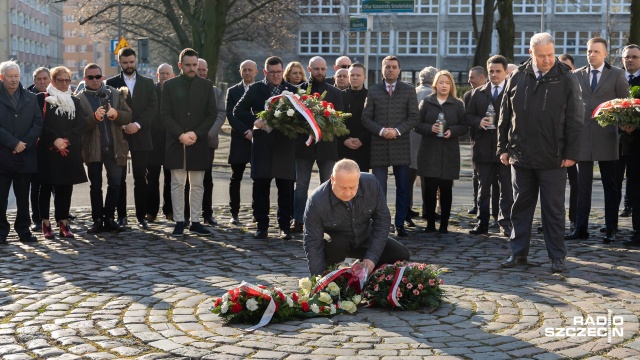 Fot. Robert Stachnik [Radio Szczecin] Posłowie, samorządowcy i mieszkańcy Szczecina złożyli kwiaty na Rondzie Ofiar Katastrofy Smoleńskiej [WIDEO, ZDJĘCIA]