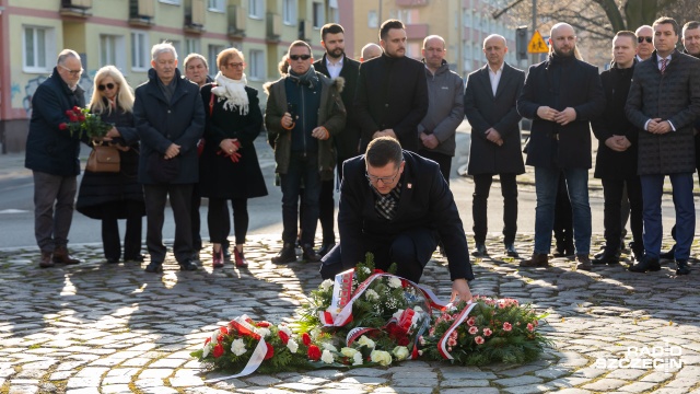 Fot. Robert Stachnik [Radio Szczecin] Posłowie, samorządowcy i mieszkańcy Szczecina złożyli kwiaty na Rondzie Ofiar Katastrofy Smoleńskiej [WIDEO, ZDJĘCIA]